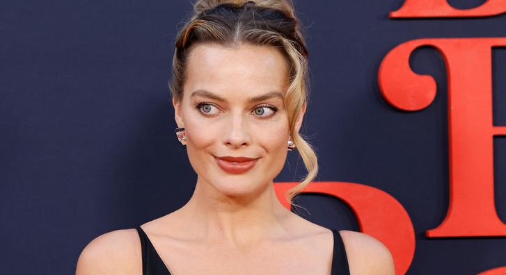 Margot Robbie áttetsző csipkeruhában lépett utcára, nem sokat bízott a képzeletre