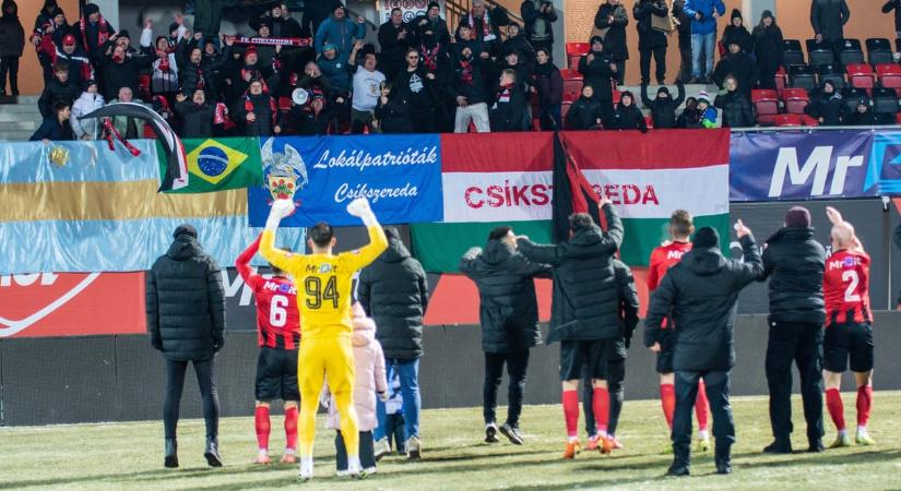 Magyar és székely zászlók miatt büntették meg a Csíkszereda focicsapatát, a Honvéd és a Fradi fizeti ki a bírságot