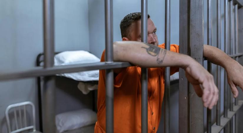 A gyászoló anyát kísérti lánya gyilkosa, szórakozik vele