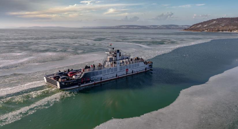 Újra közlekedik a balatoni komp