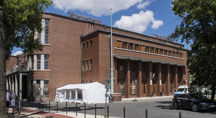 Leszedetné Széchy Tamás nevét a margitszigeti uszodáról az úszószövetség