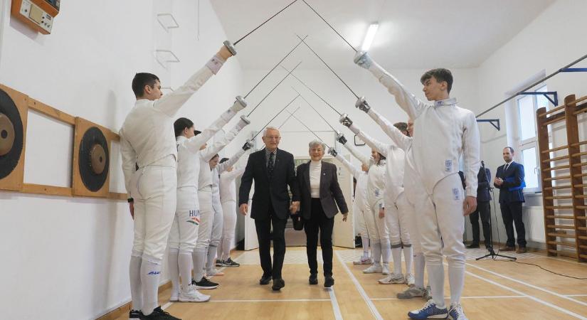 Hat évtizede a veszprémi vívás szolgálatában: felavatták az Imreh László-vívótermet (galéria)