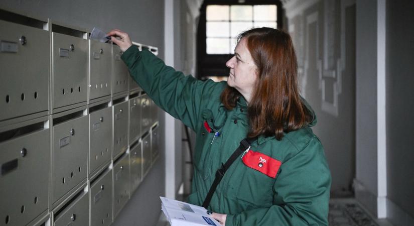 Óriási béremelés a Magyar Postánál: a postások akár 10 százalékkal több pénzt vihetnek haza, és extra juttatás is jár