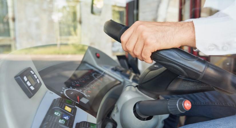 Kirúgták a buszsofőrt, mert üldözőbe vett és kiütött egy tolvajt
