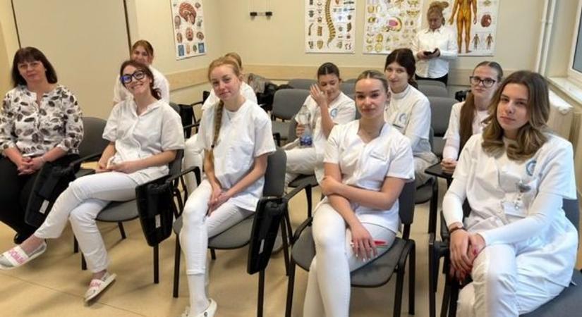 Az országos döntőbe jutásért versengtek a Szent Borbála Kórház skill laborjában a fiatalok