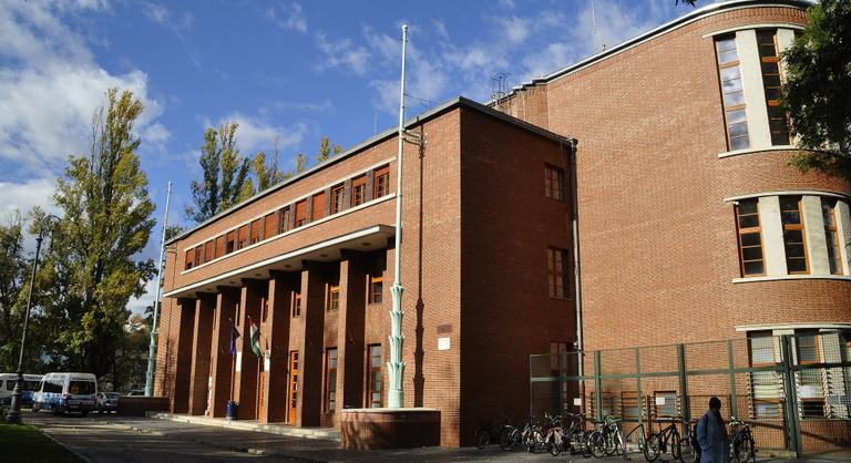 Levetetné Széchy Tamás nevét a róla elnevezett uszodáról a Magyar Úszó Szövetség