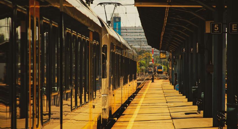 Most érkezett: Személyvonat gázolt embert Győrben, rohantak a tűzoltók