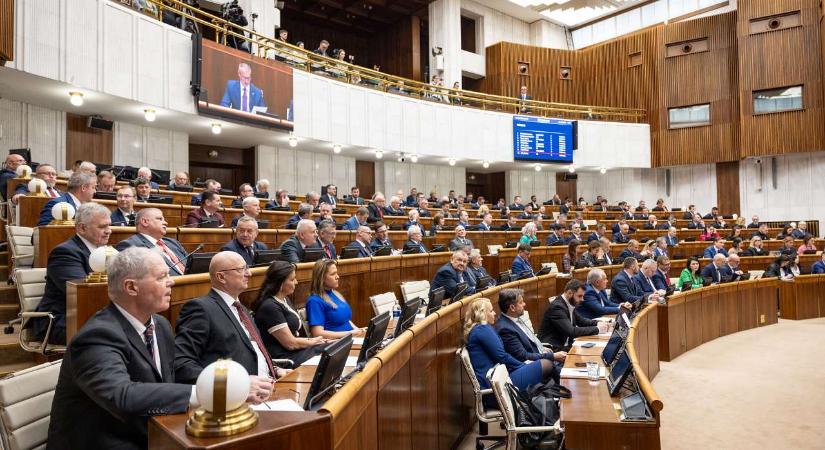 Elfogadta a parlament a házszabály szigorítását