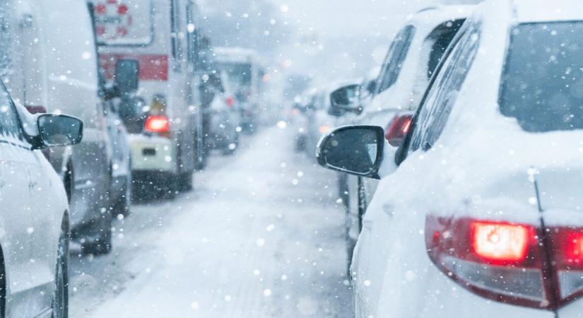 Hóviharban indultak útnak a kórház felé – gyalog tette meg az utat a várandós pár