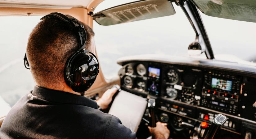 Ez kemény: a pilóta titokban lefilmezte szexuális aktusát a légiutas-kísérővel