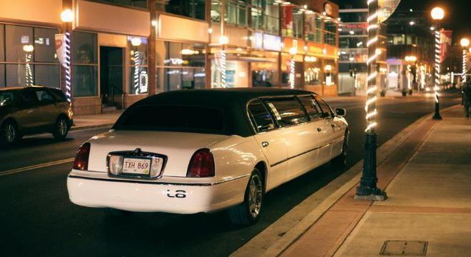 Az igazi luxus élmény: stílusos érkezés limuzinnal