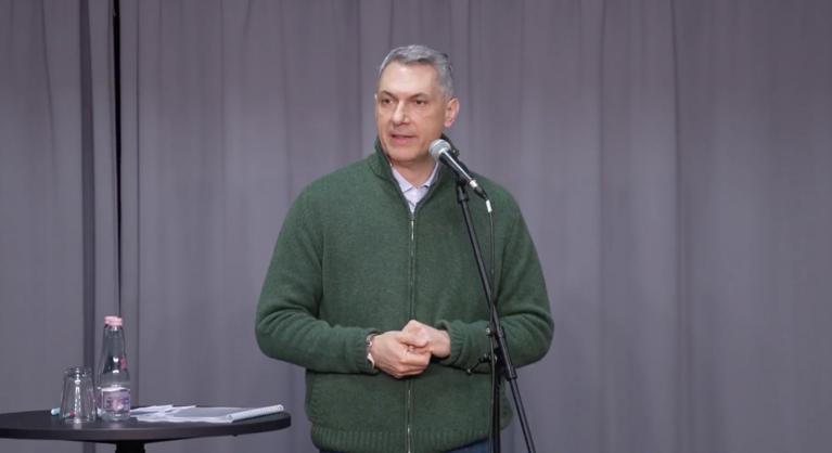 „Lázár, takarodj!” – néhány roma nekiesett Lázár Jánosnak a cigányságról szóló szavai miatt