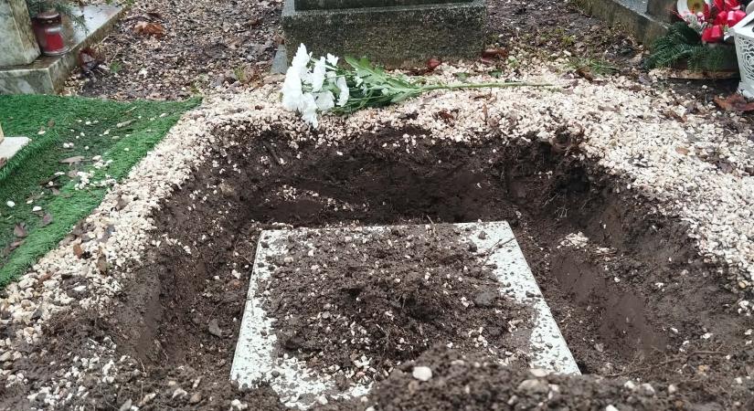 Frissen ásott sír, fehér virág: ide temetik ma Dudás Miklóst – EXKLUZÍV FOTÓK