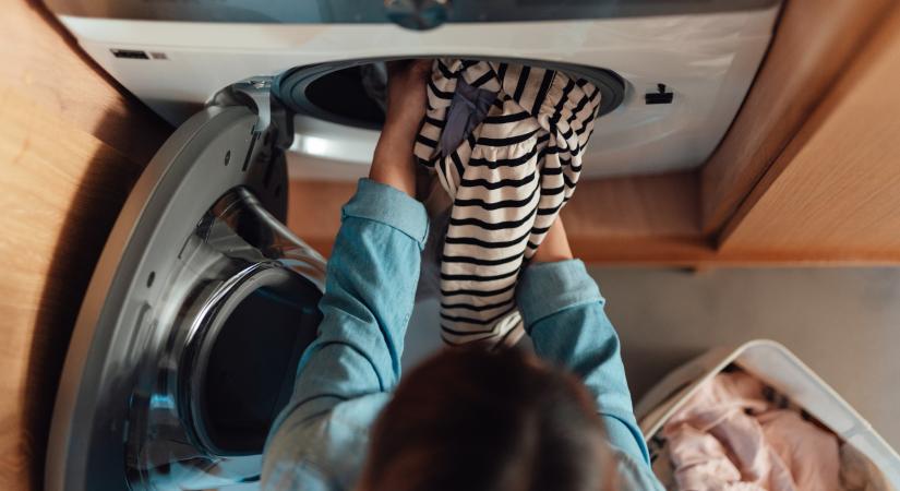 Ezek a mosási hibák csendben teszik tönkre a ruháidat