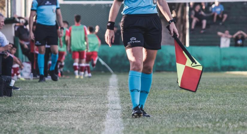 Miatta járnak meccsre: Odáig vannak a fociszurkolók az ország legszebb bírónőjéért - fotók