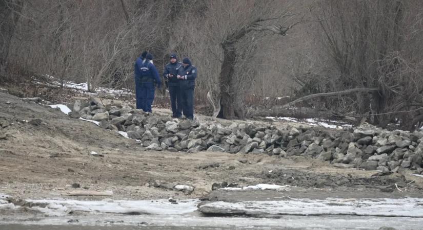 Csővezetéknek látszó elem vezet egy parti villa felől a Dunába, aggódnak a pilismarótiak