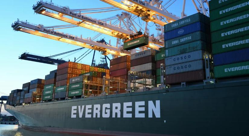 Ez nem hiányzott: a „szuezdugító” hajója mellé újabbakat rendelt a cég