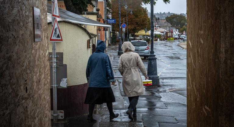 Ködös, esős napra kell számítani, helyenként még havazhat is