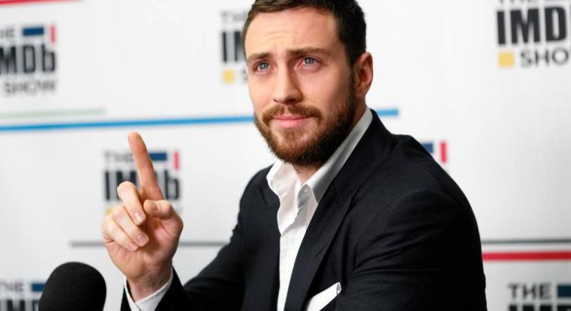 A jóképű színész 23 évvel idősebb feleségével pózolt: Aaron Taylor-Johnson már 17 éve bolondul a rendezőnőért