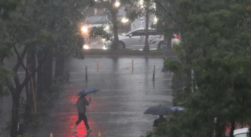 Még napokig kelleni fog az esernyő, hétvégén havazhat is