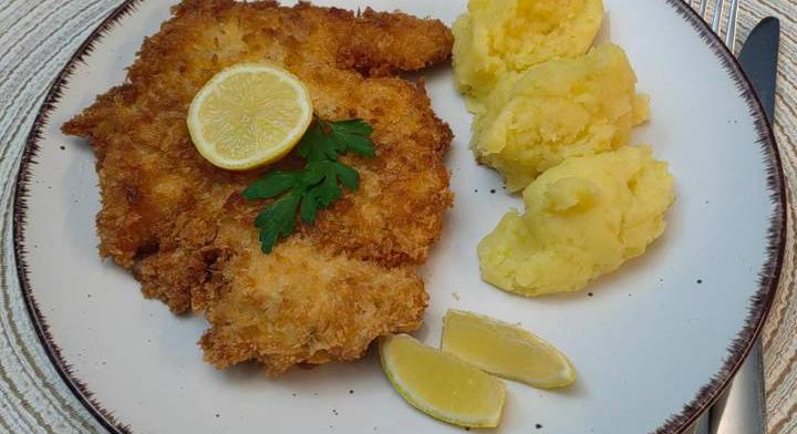 Ropogós pankomorzsában sült csirkemell: vajas burgonyapürével tálaljuk