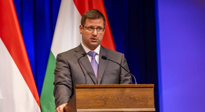 Több mint egymilliárdot tapsolt el tanácsokra és kommunikációra Gulyás Gergely minisztériuma