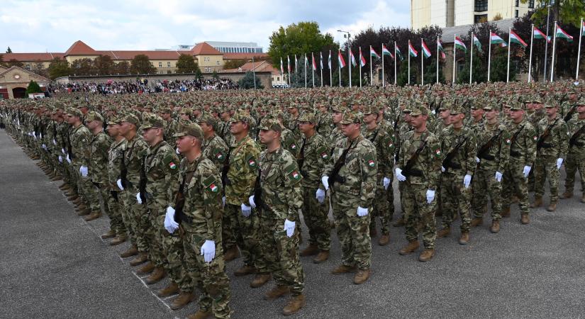 Ma jön a hathavi fegyverpénz 80 ezer katonának