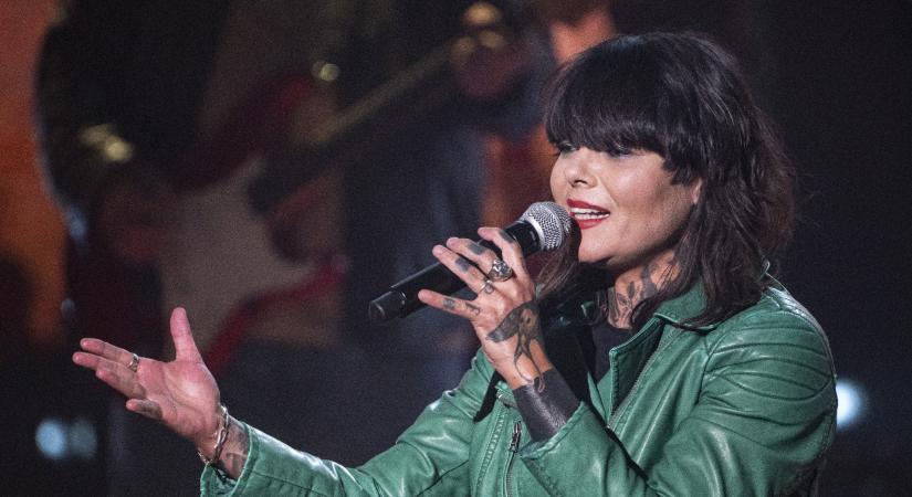 Oláh Ibolya WC-kefét adna át Lázár Jánosnak