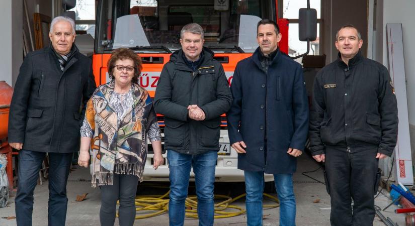 Újabb tűzoltó családok kapnak támogatást