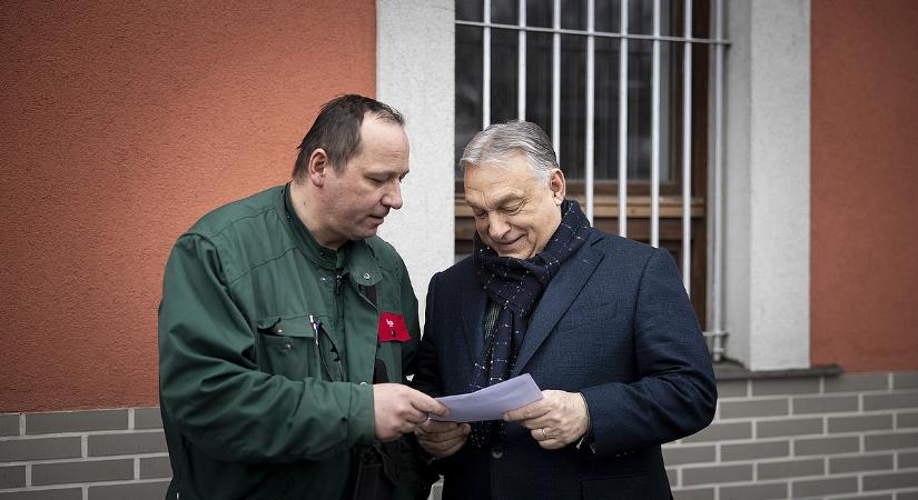 Orbán Viktor postásnak állt, és személyesen kézbesítette az első nemzeti petíciót