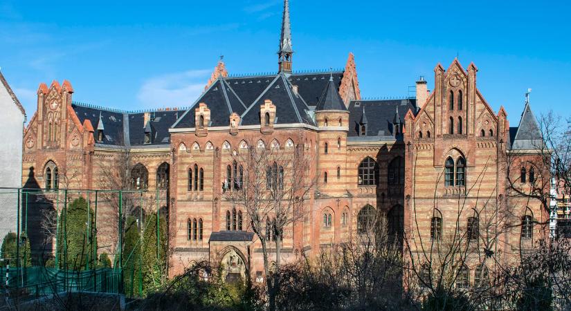 Indoklás nélkül utasította el az államtitkárság a Toldy megbízott igazgatójának pályázatát