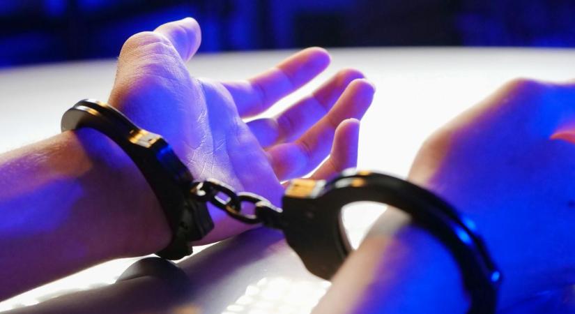 Utcán és buszmegállóban támadt járókelőkre egy 27 éves férfi