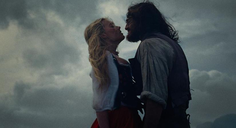 Vágni lehet a kémiát Margot Robbie és Jacob Elordi között az új Üvöltő szelekben