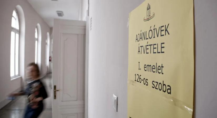 Behívták a rendőrségre, és több tucat ember előtt kellett válaszolnia, hogy aláírta-e a választási ajánlóívet