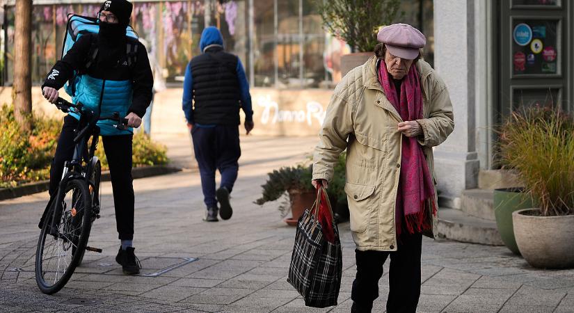 Februári dupla nyugdíj: postán egyben, bankszámlán két részletben