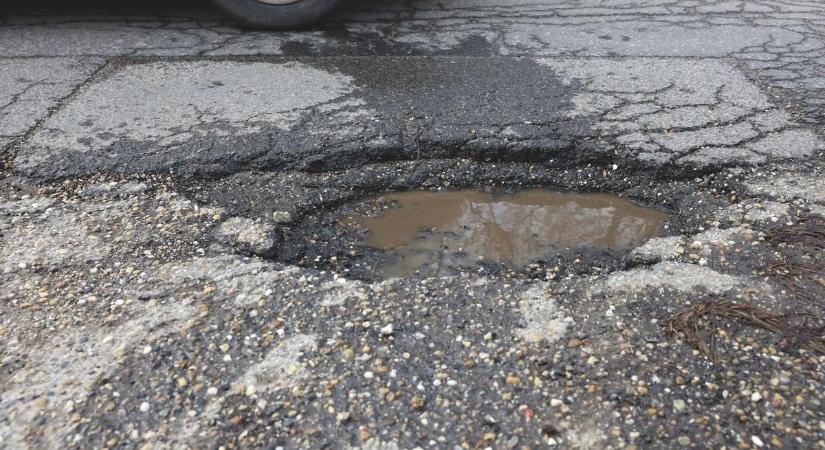 Létezik egy olcsó megoldás arra, ha úthiba miatt kár keletkezik az autóban