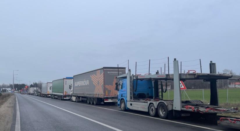 A szerb és bosnyák kamionsofőrök kitartanak a blokád mellett