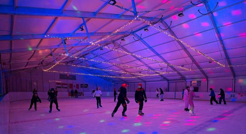 Kecskemét kedvelt jégpályája e hétvégén is várja a korcsolyázás szerelmeseit