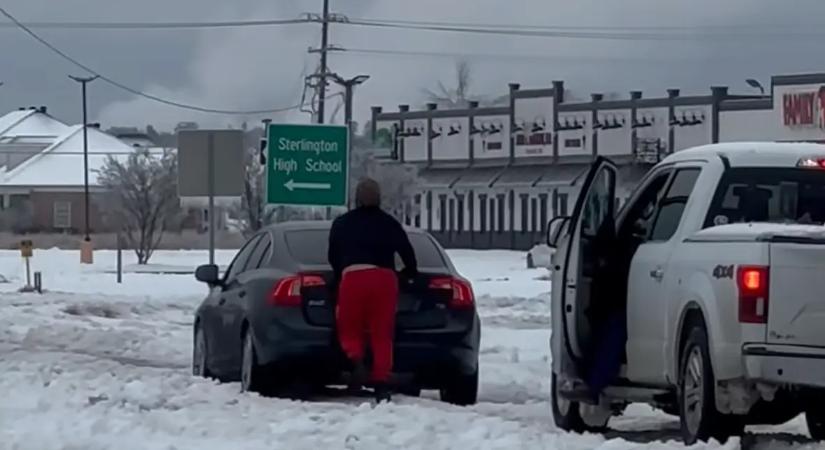 Az amerikai rendőrök szerint 6 centi hóban már csak összkerékhajtással lehet közlekedni