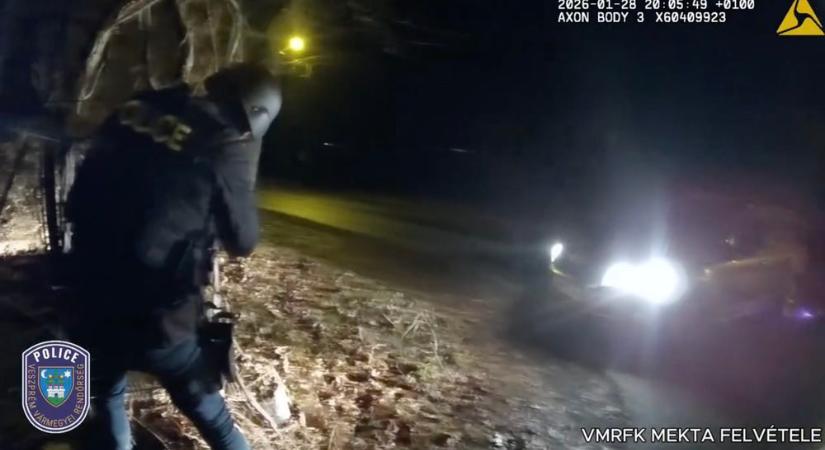 Sörétes puskával felfegyverkezve menekült, lövöldözött. A TEK páncélozott járművekkel kapta el a 60 éves férfit.