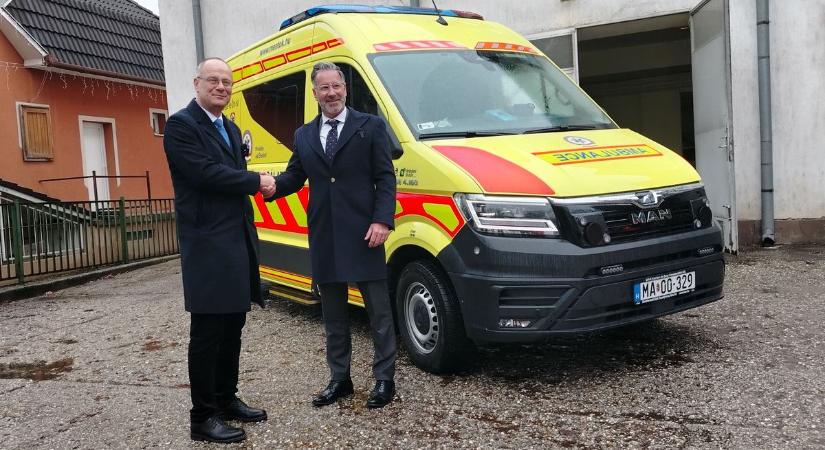 Korszerű mentőautó emeli a betegellátás színvonalát Ajkán