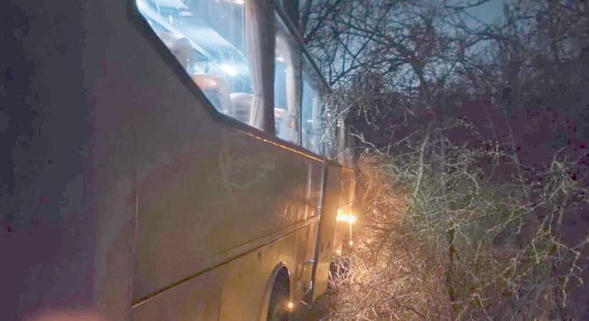 Buszbaleset: tizenöt utassal csúszott árokba egy munkásokat szállító busz
