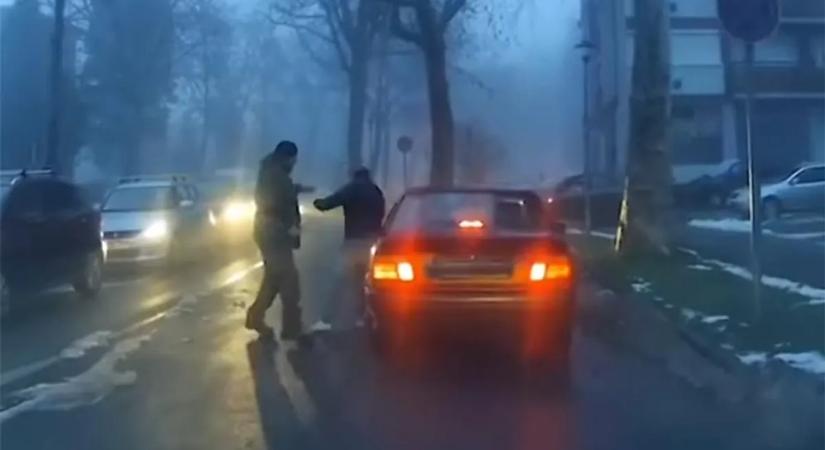 Az út közepén tört ki brutális verekedés két autós között Nagykanizsán