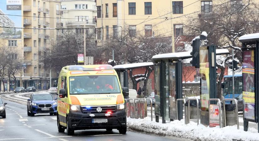 Összeesett a 7 éves kislány az iskolában, tanára küzdött az életéért