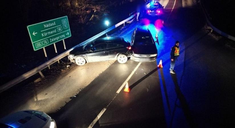 Két autó karambolozott a 76-os főúton, az egyik sofőr elfutott a baleset helyszínéről - fotó