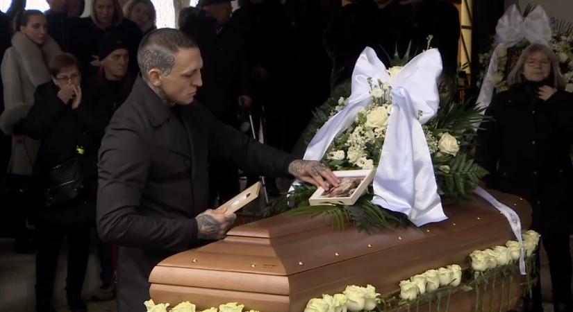 Eltemették Jákli Mónikát, fehér rózsákkal búcsúztak a fitneszmodelltől