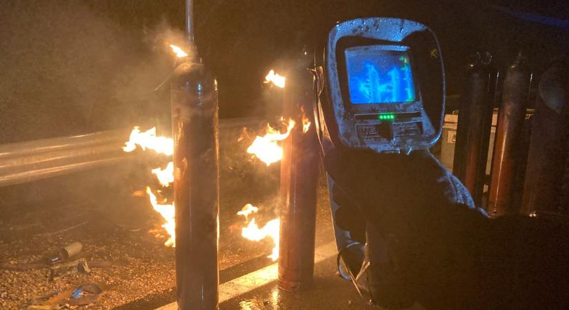 Drámai képsorok: fotókon a tűzoltók hősies küzdelme a felrobbant gázpalackokkal (galéria)