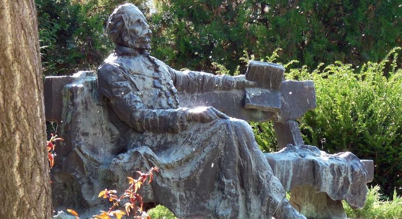 Eötvös Józsefre emlékeznek Ercsiben