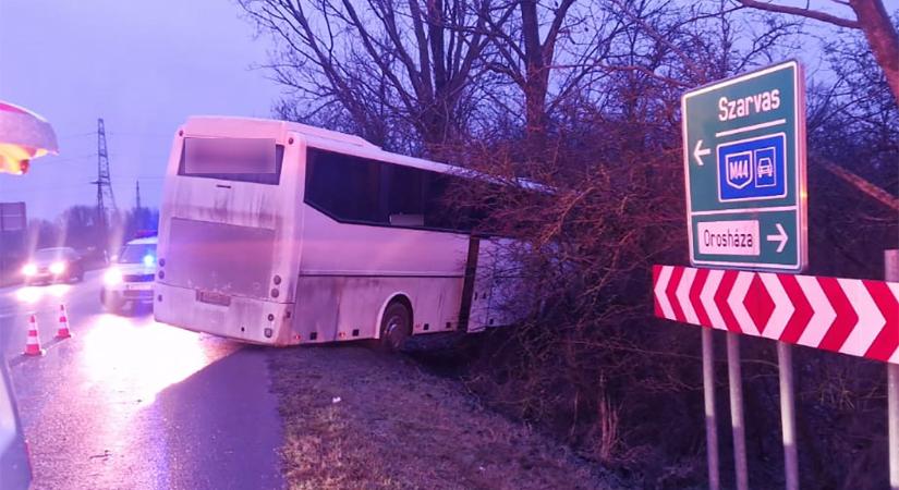 Drámai hajnal: árokba borult egy busz Orosháza közelében