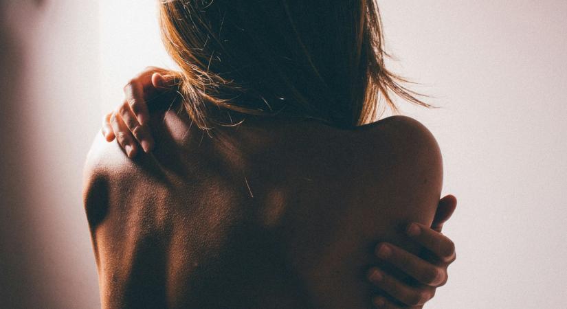 Egyszerűen sokkoló: Pucér képekkel teli naptárral gyűjtenek pénzt a városnak